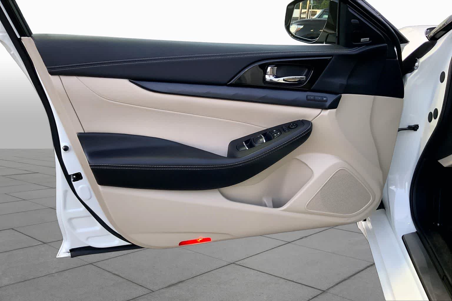 Used 2023 Pearl White Tricoat Nissan Platinum image 21