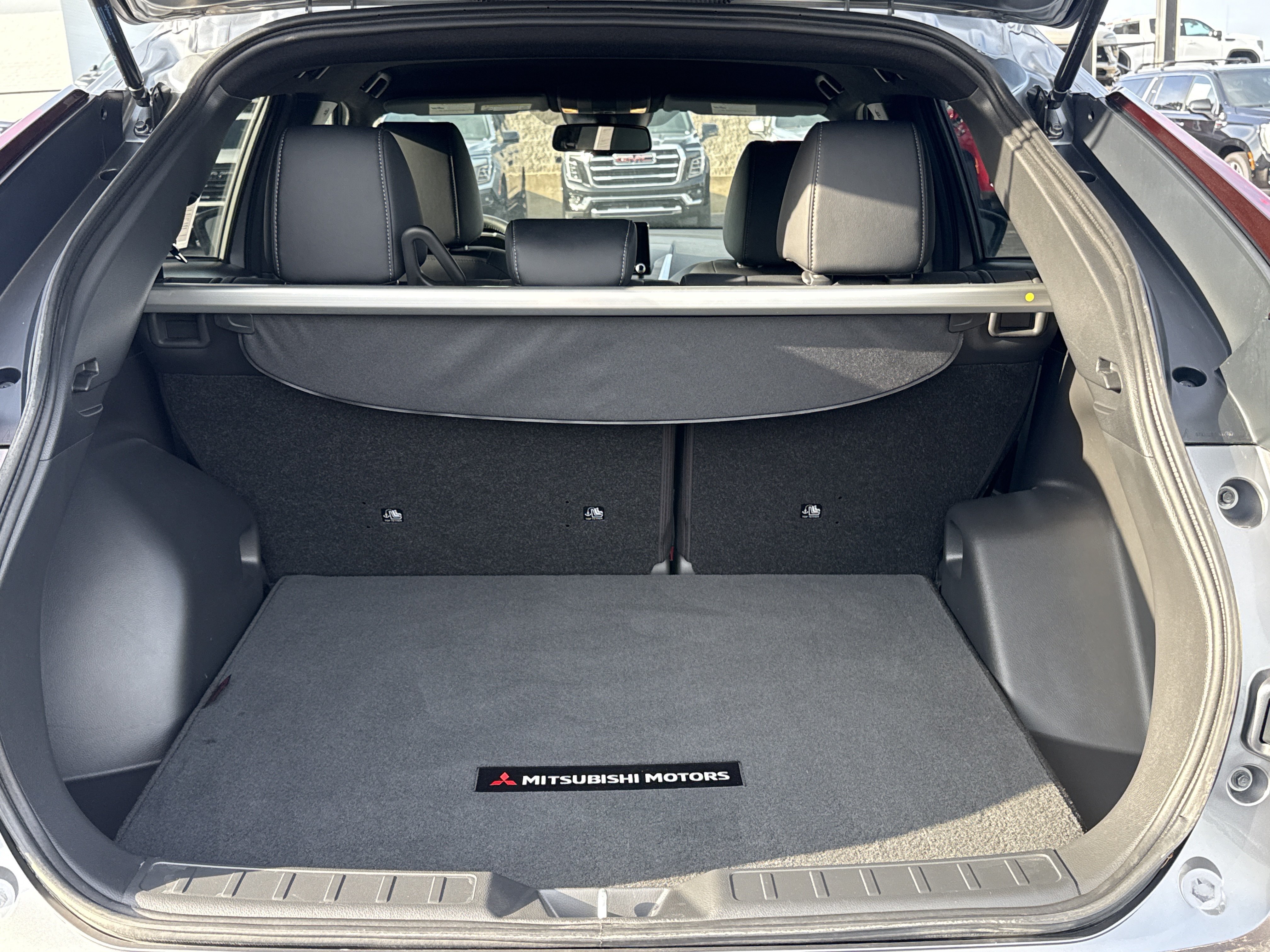Used 2022  Mitsubishi SE image 11