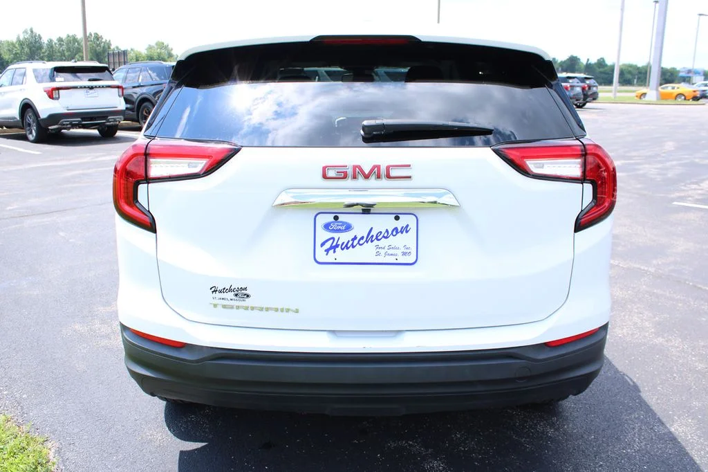 Used 2024 Summit White GMC SLE image 8