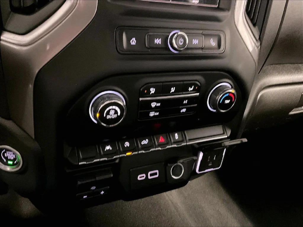 Used 2023 White Chevrolet Custom image 25