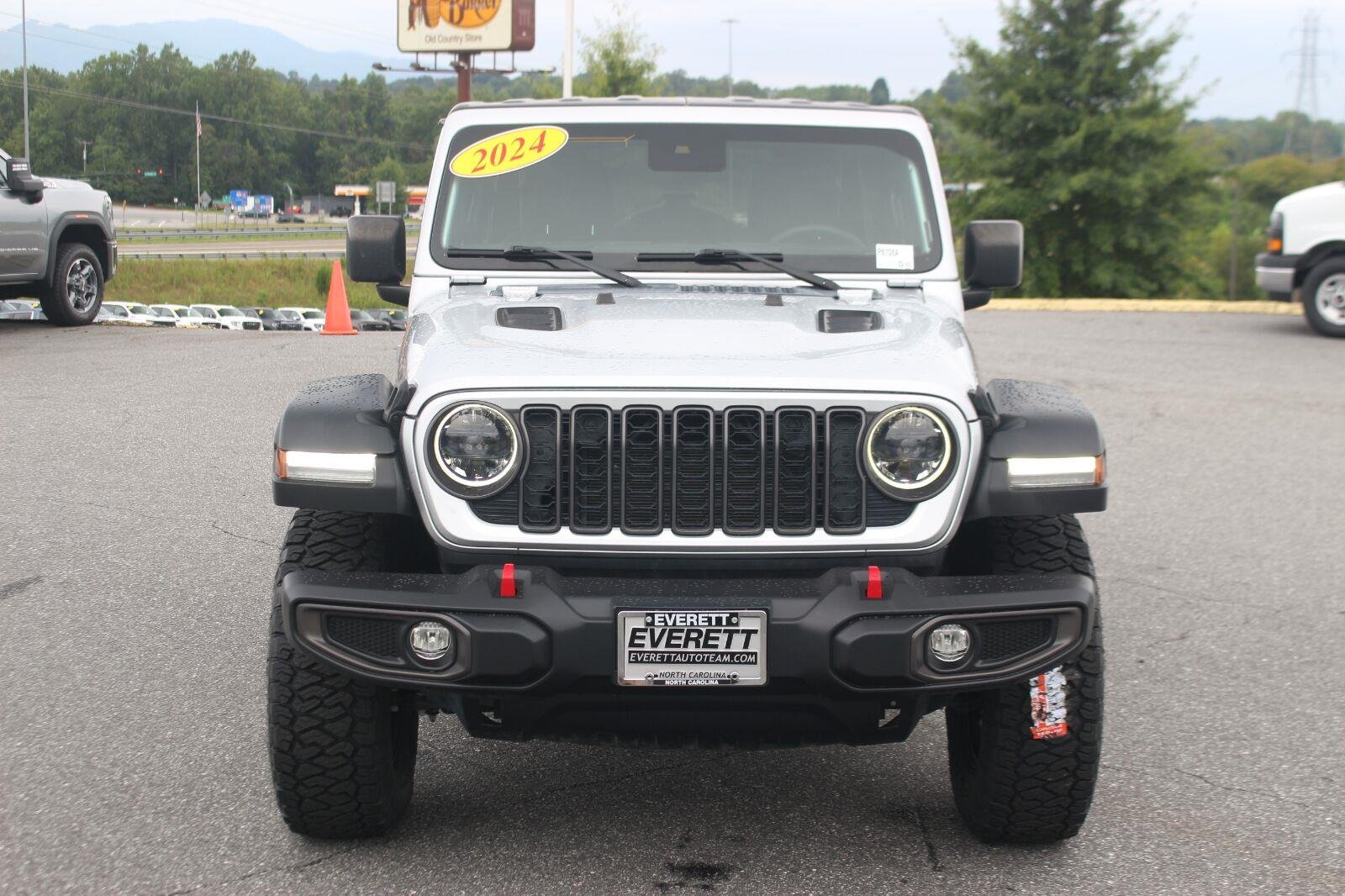 Used 2024 White Jeep Rubicon image 2