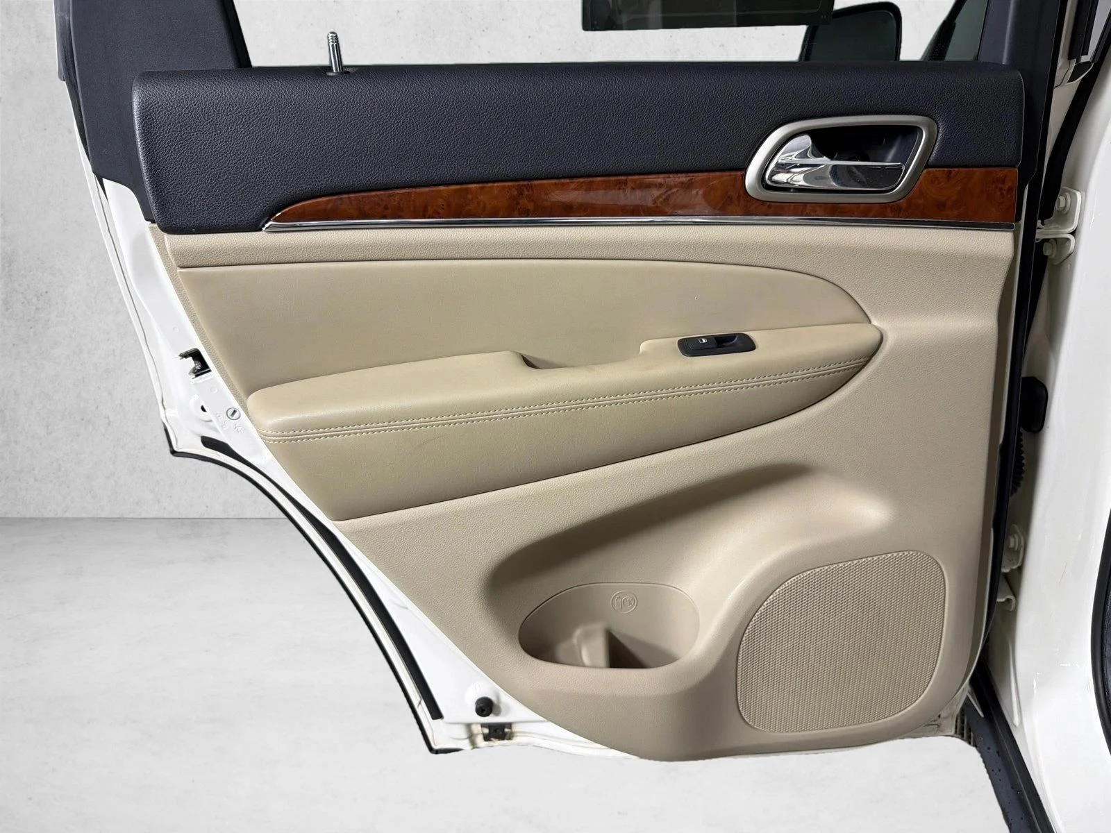Used 2011 White Jeep Limited image 23