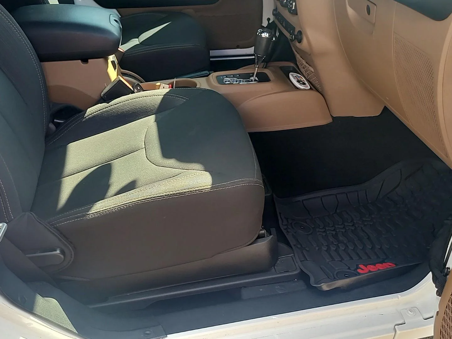 Used 2018 Bright White Clearcoat Jeep Sahara image 25