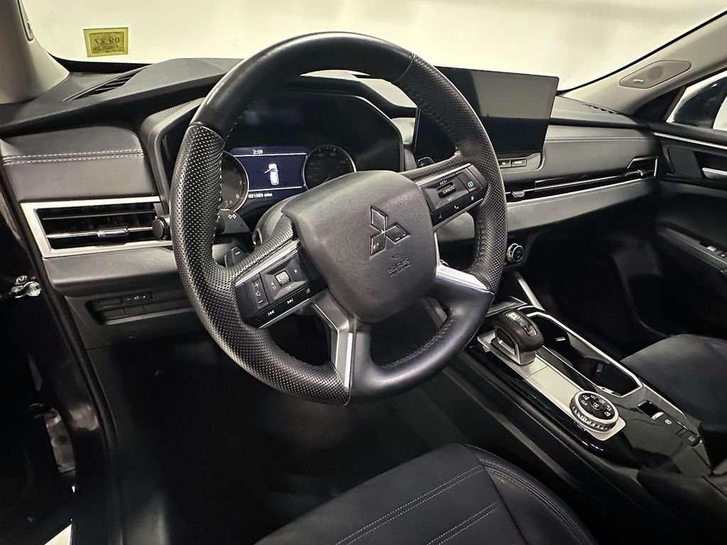 Used 2025 Silver Mitsubishi  image 23