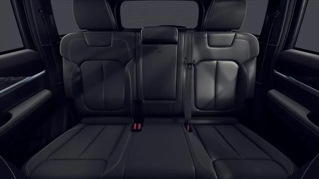 New 2026 Diamond Black Crystal Pearl-Coat Exterior Paint Jeep Limited image 3