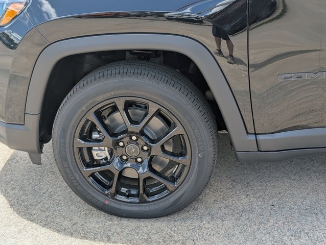 New 2026 Diamond Black Crystal Pearl-Coat Exterior Paint Jeep Latitude Altitude image 9