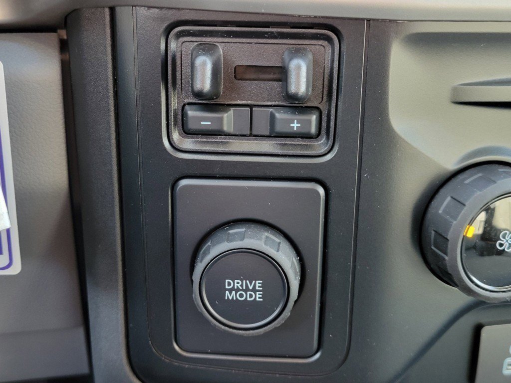 New 2023 Oxford White Ford XLT image 9