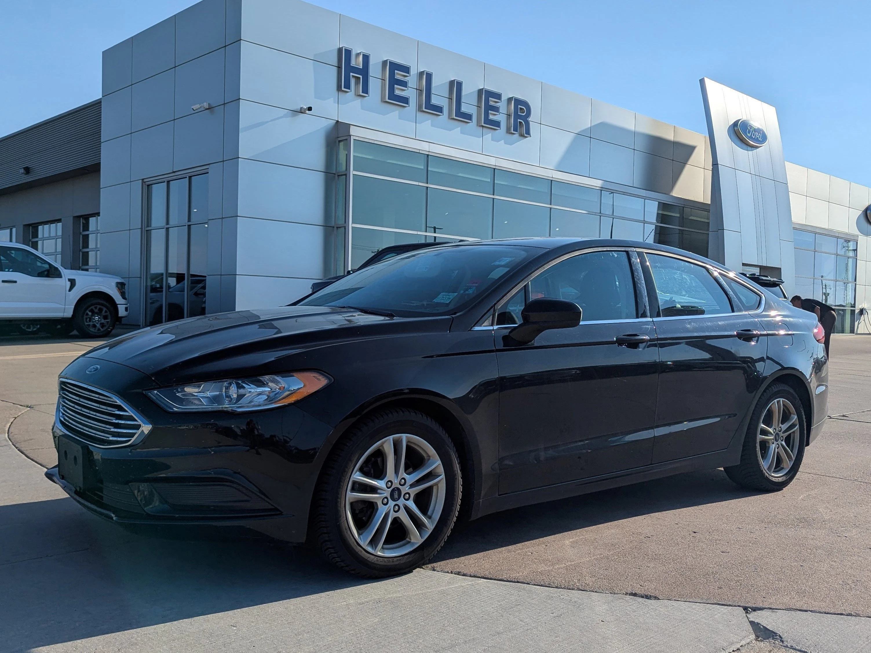 Used 2018 Shadow Black Ford SE image 3