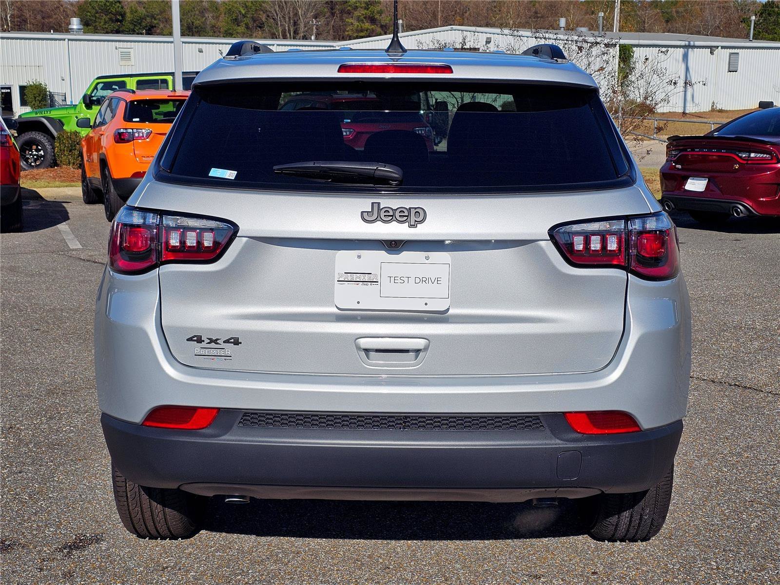 New 2026 Silver Zynith Metallic Clearcoat Jeep Latitude Altitude image 10