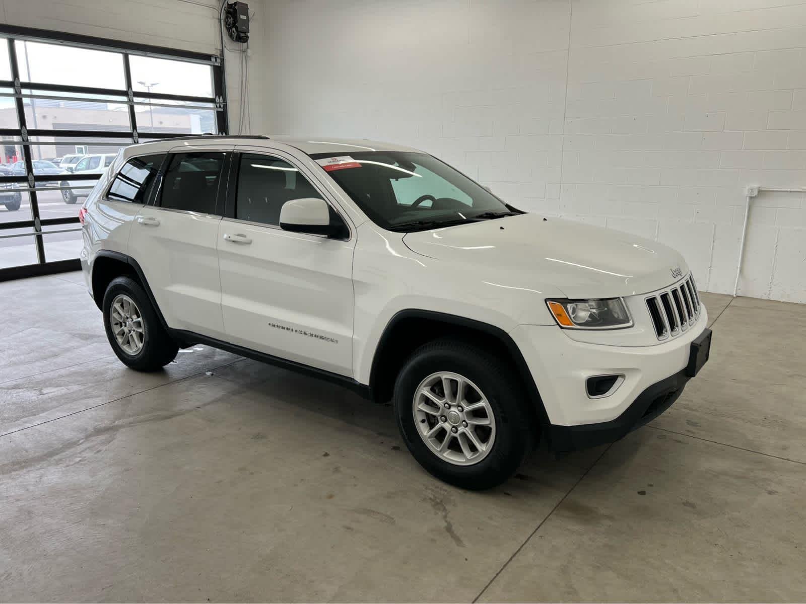 Used 2015 Bright White Clearcoat Jeep Laredo image 9