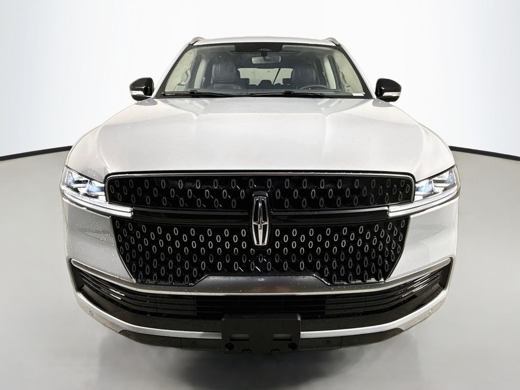Used 2025 Crystal White Metallic Clearcoat Lincoln Reserve image 8