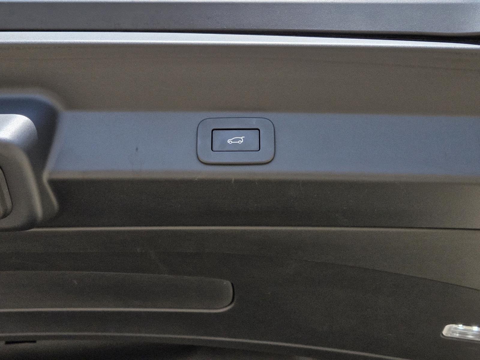 Used 2023 Santorini Black Metallic Land Rover SE image 11