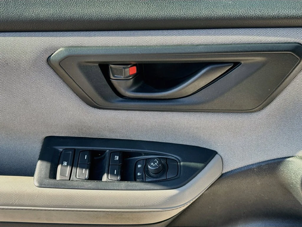 Used 2025 White Subaru Base image 21