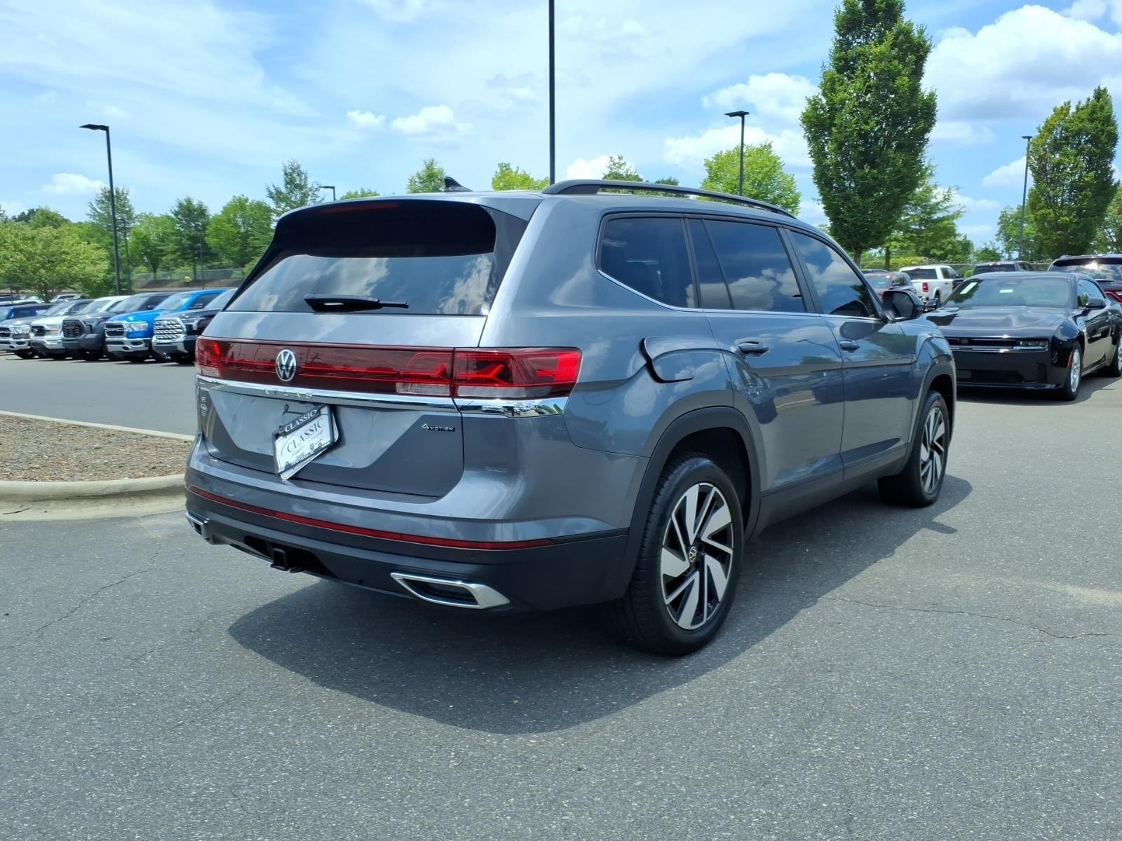 Used 2025 GRAY VOLKSWAGEN SE image 2