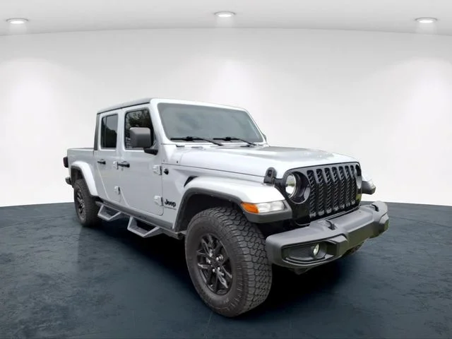 Used 2022 Silver Jeep Sport image 9