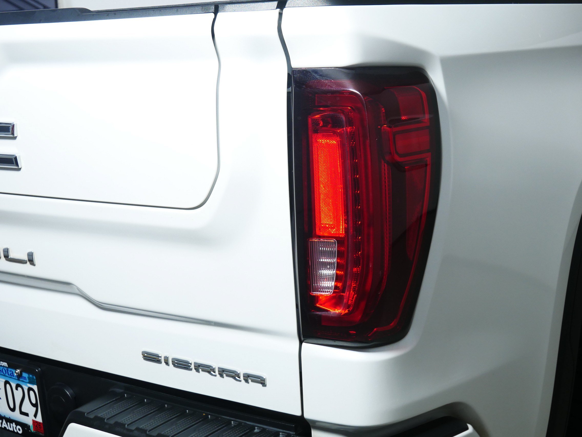 Used 2023 White Frost Tricoat GMC Denali Ultimate image 17