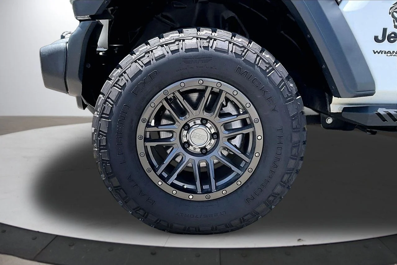 Used 2022 White Jeep Sport S image 32