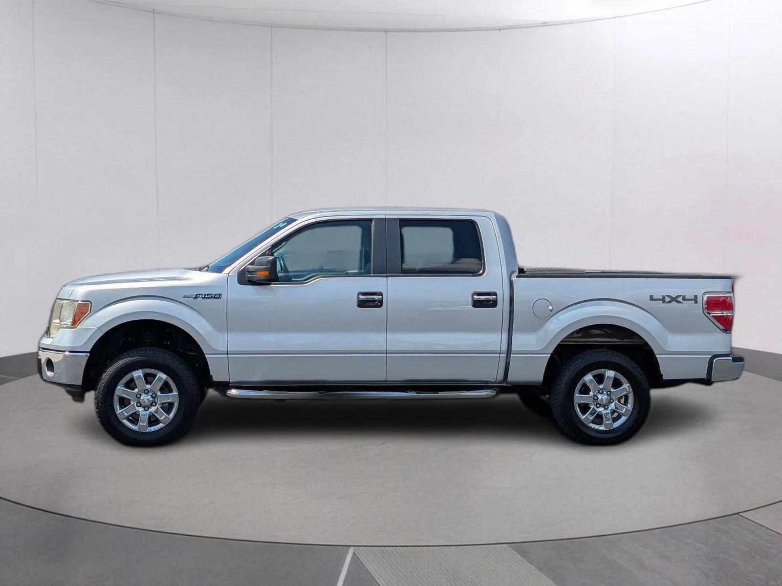 Used 2013 Ingot Silver Metallic Ford XLT image 2