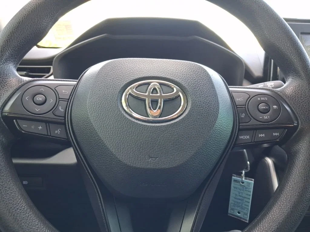 Used 2022 White Toyota LE image 28