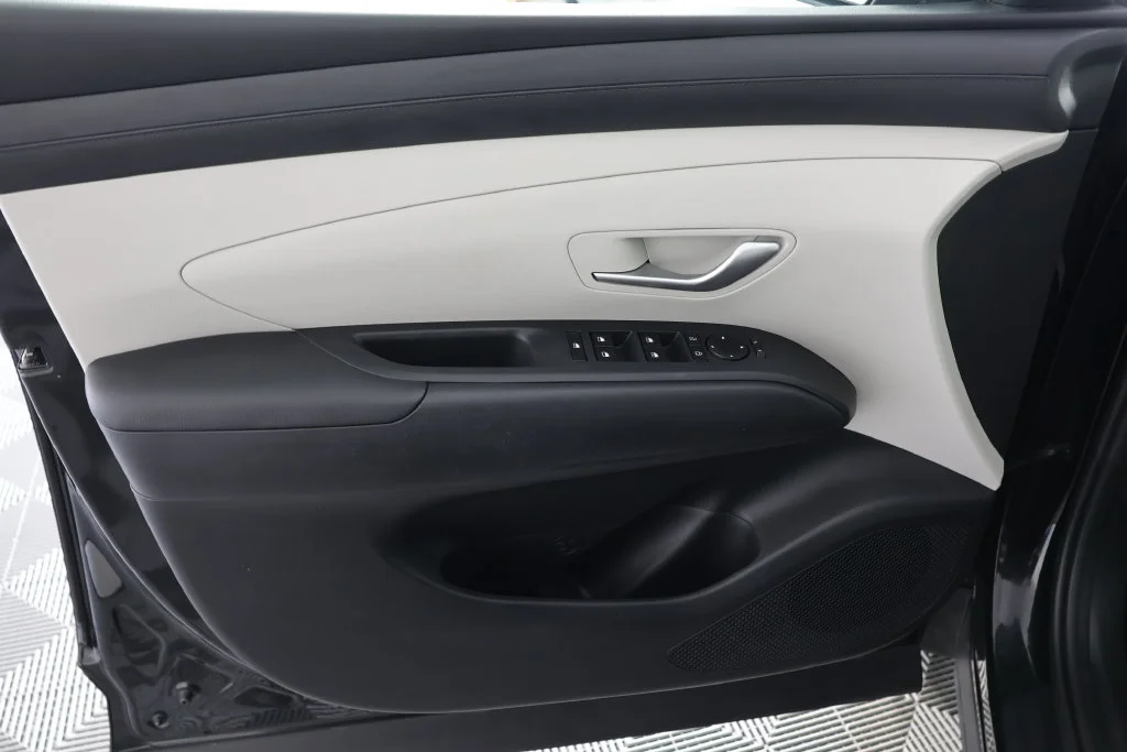 Used 2025 Phantom Black Hyundai SEL image 24
