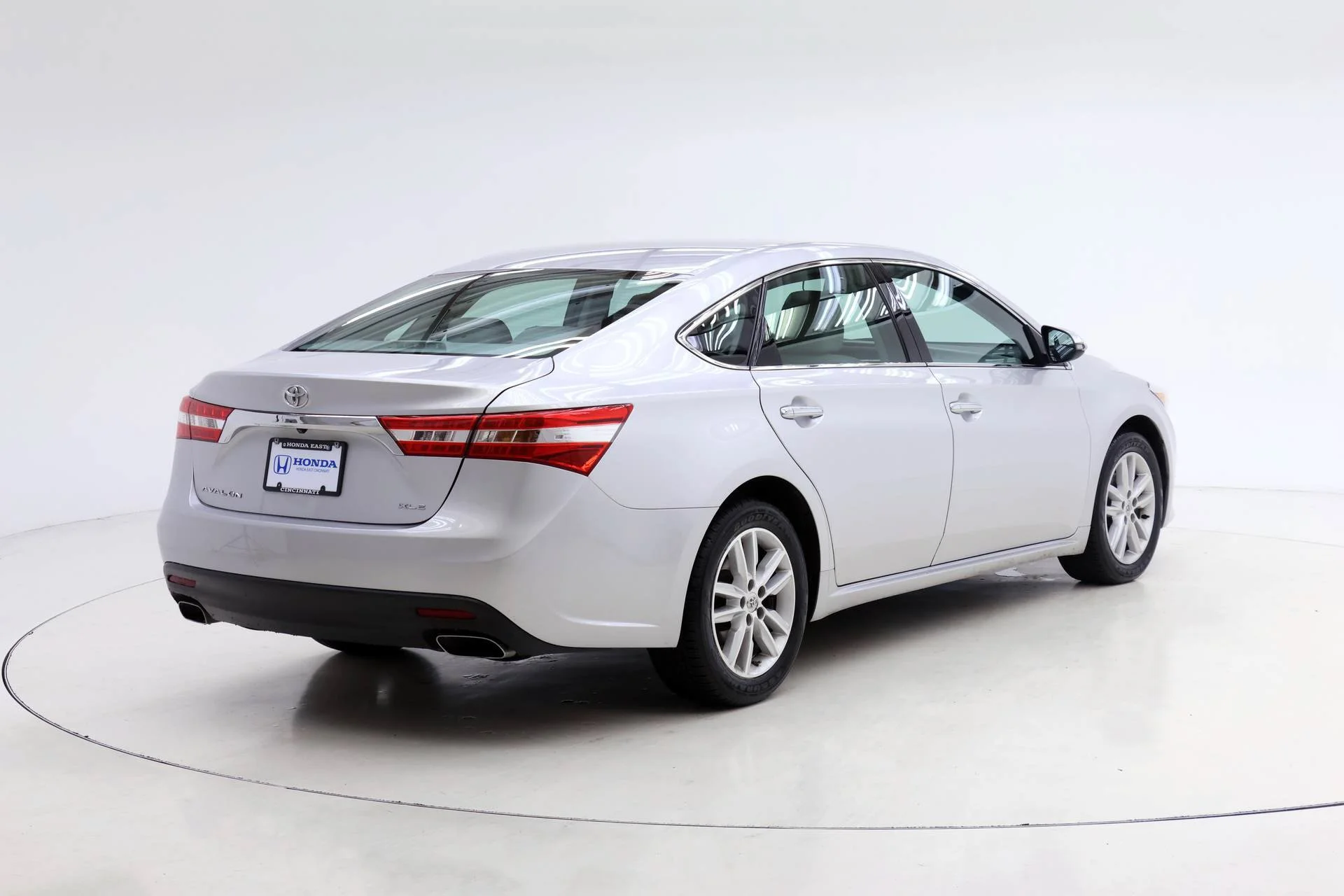 Used 2014 Classic Silver Metallic Toyota XLE image 2