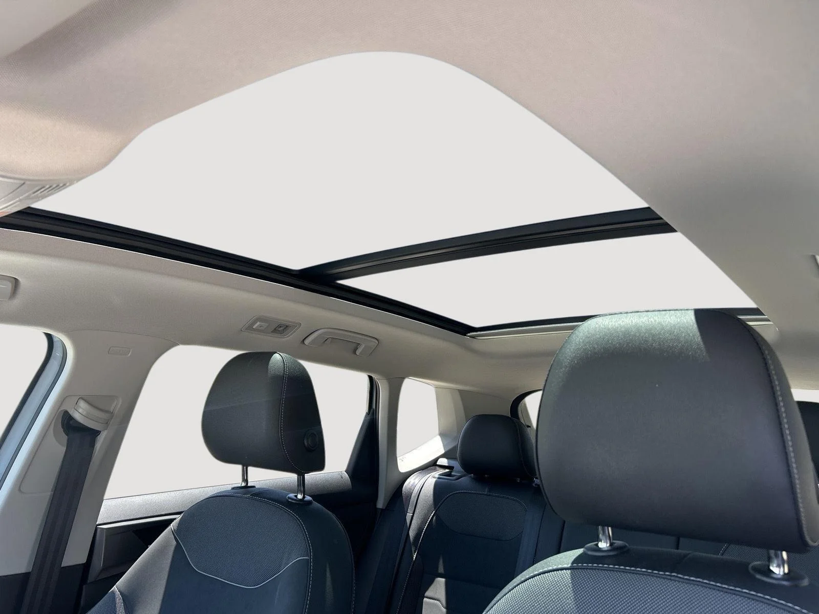 Certified Used 2025 GRAY Volkswagen SE Black image 5