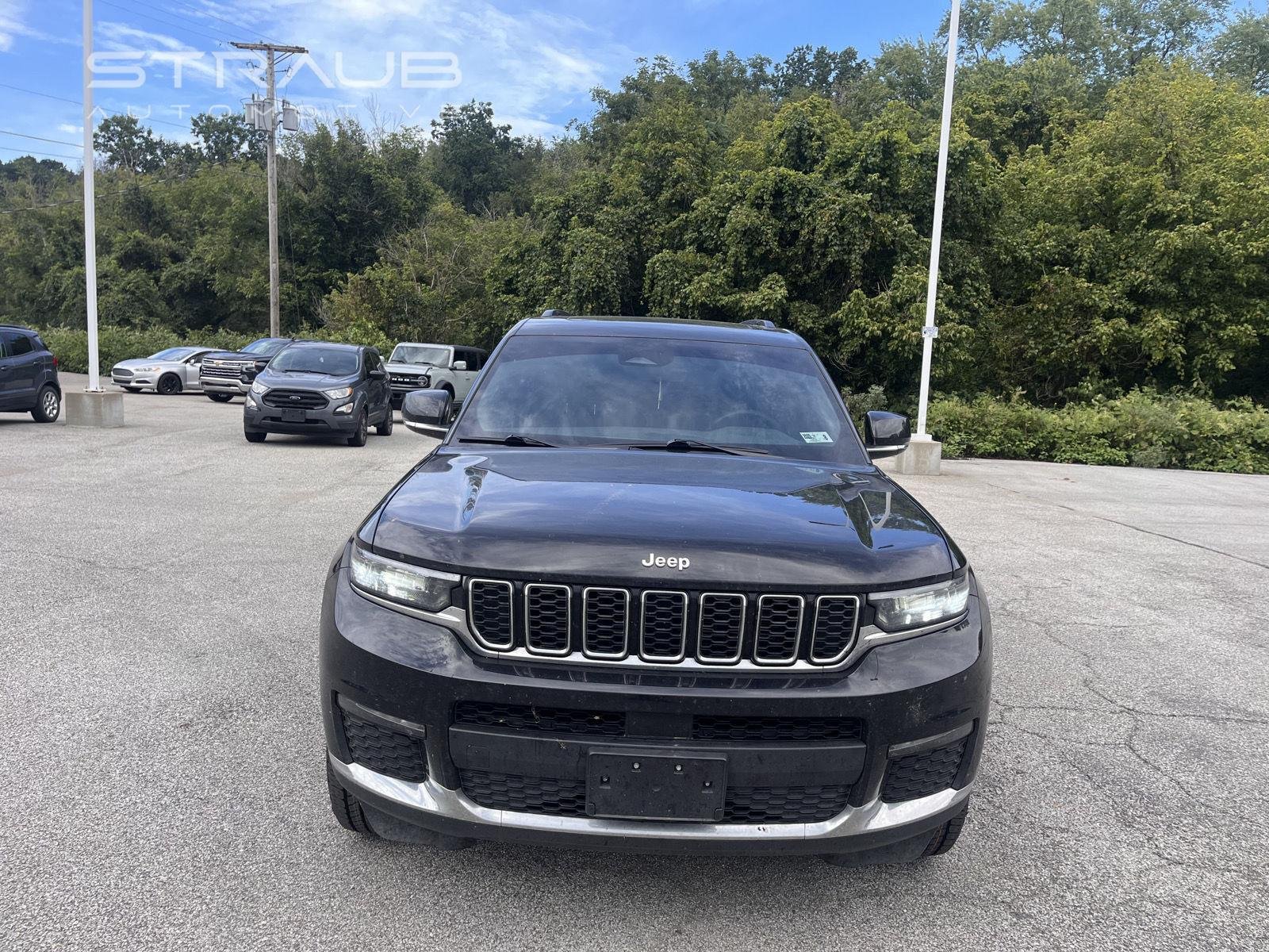 Used 2025 Diamond Black Crystal Pearlcoat Jeep Limited image 3