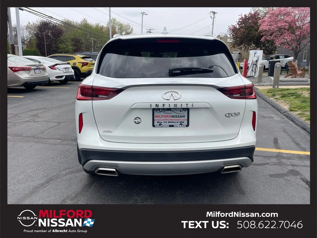 Used 2023 White INFINITI LUXE image 4