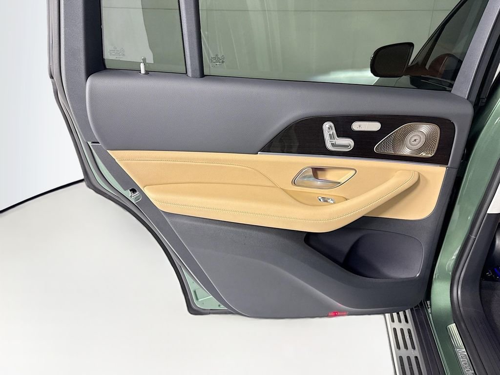 New 2026 MANUFAKTUR Ireland Mid Green Metallic Mercedes-Benz GLS 450 image 28