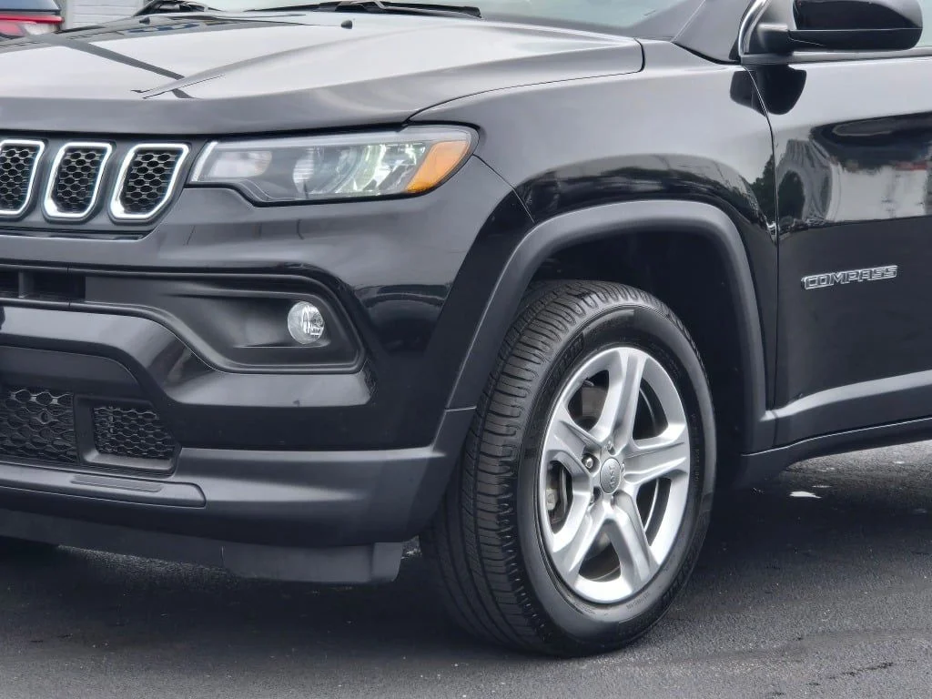 Used 2023 Black Jeep Latitude image 5