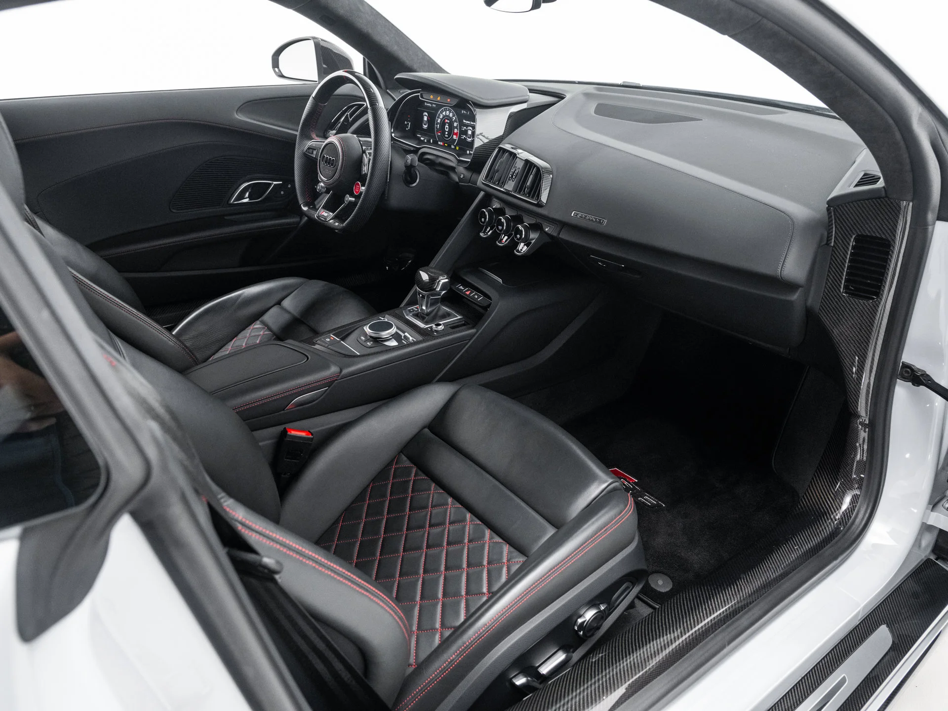 Used 2023 Suzuka Gray Metallic Audi V10 performance image 33