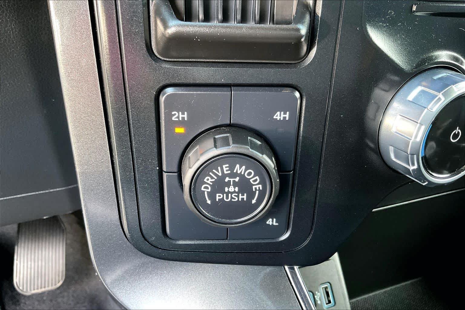 Used 2023 Agate Black Metallic Ford XLT image 32