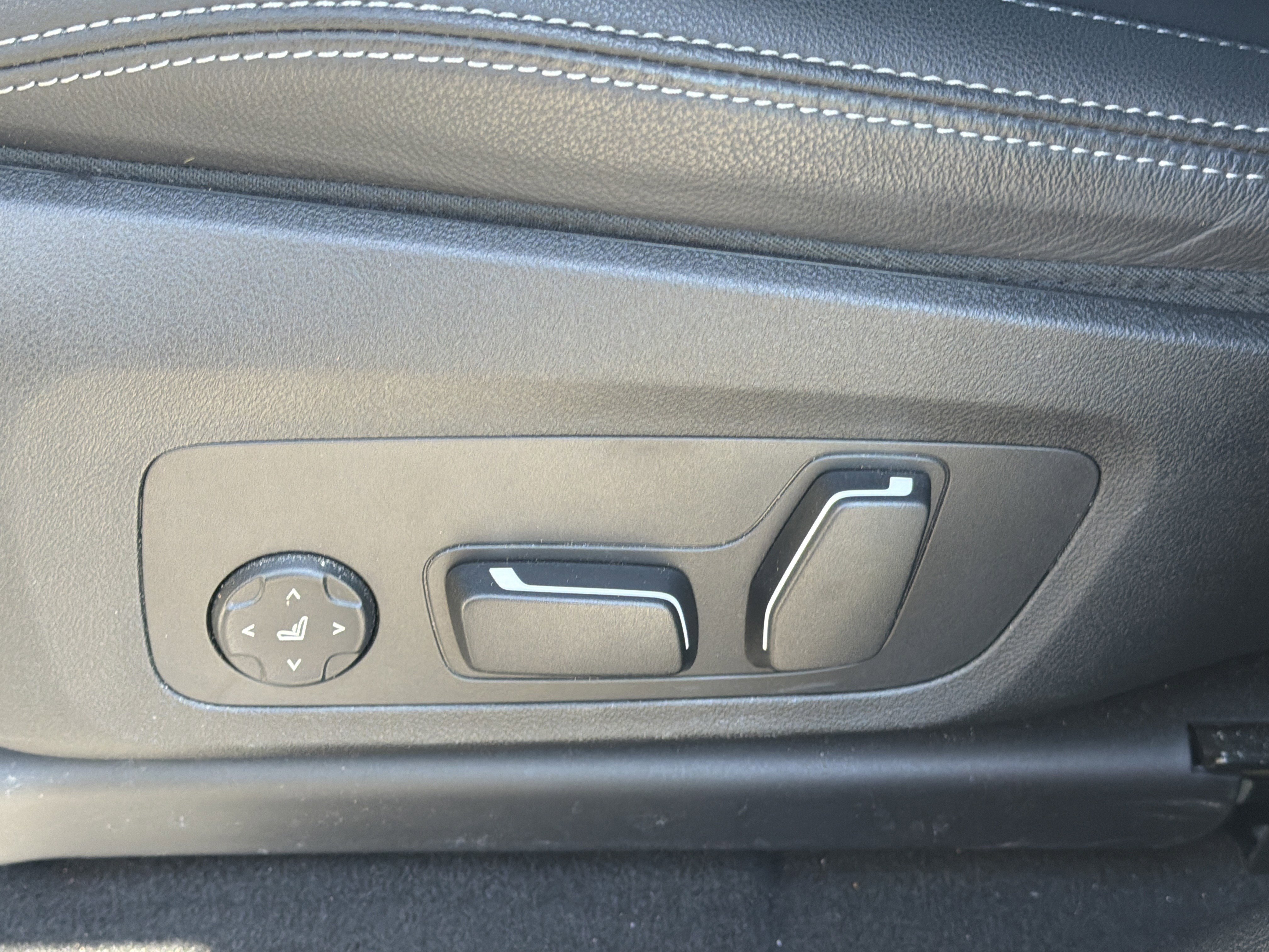 Used 2025 Mineral White Metallic BMW xDrive30i image 20