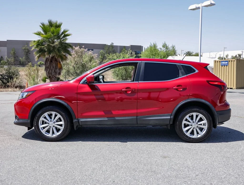 Used 2018 Red Nissan S image 6