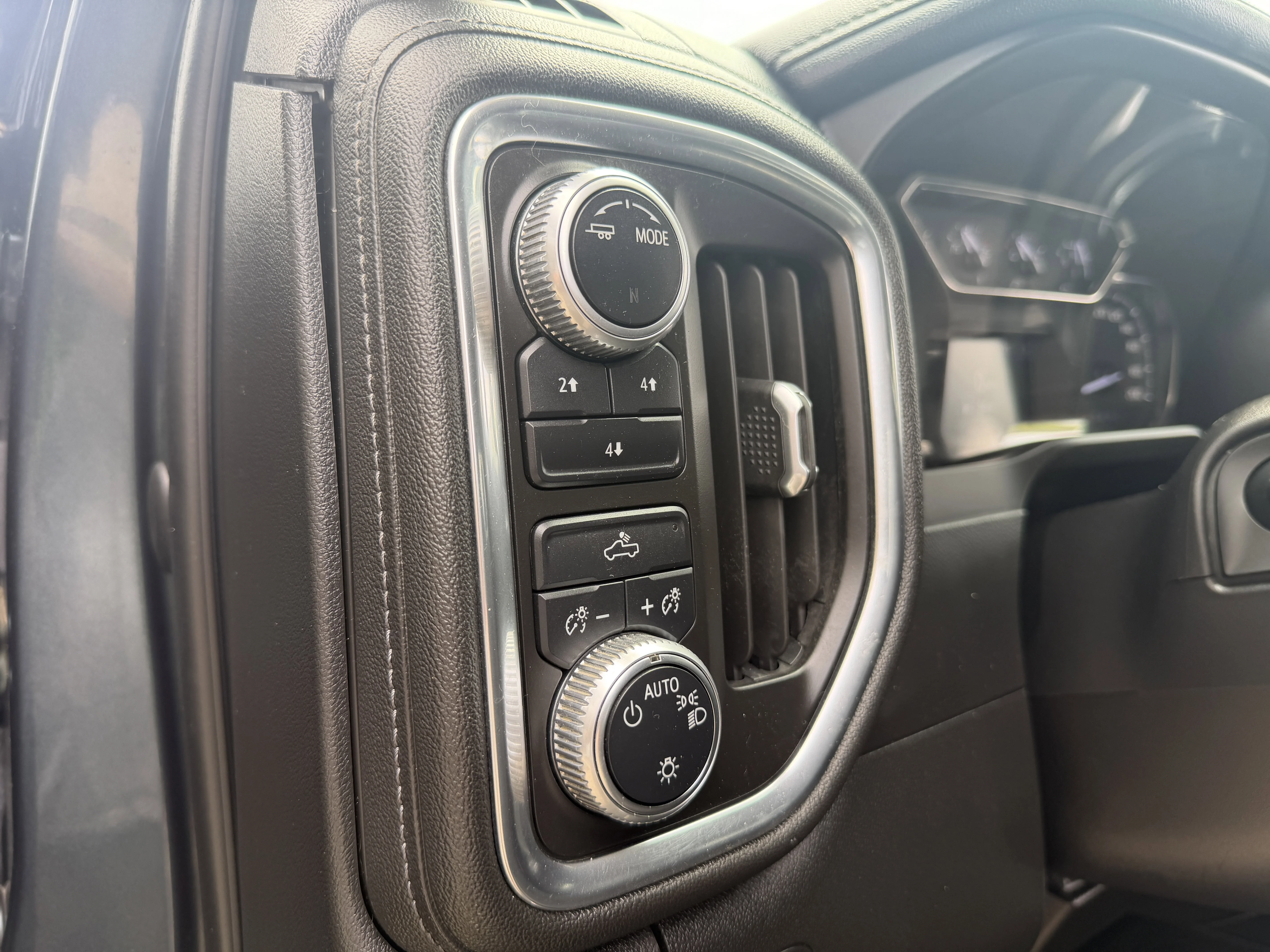 Used 2020 Dark Sky Metallic GMC SLE image 31