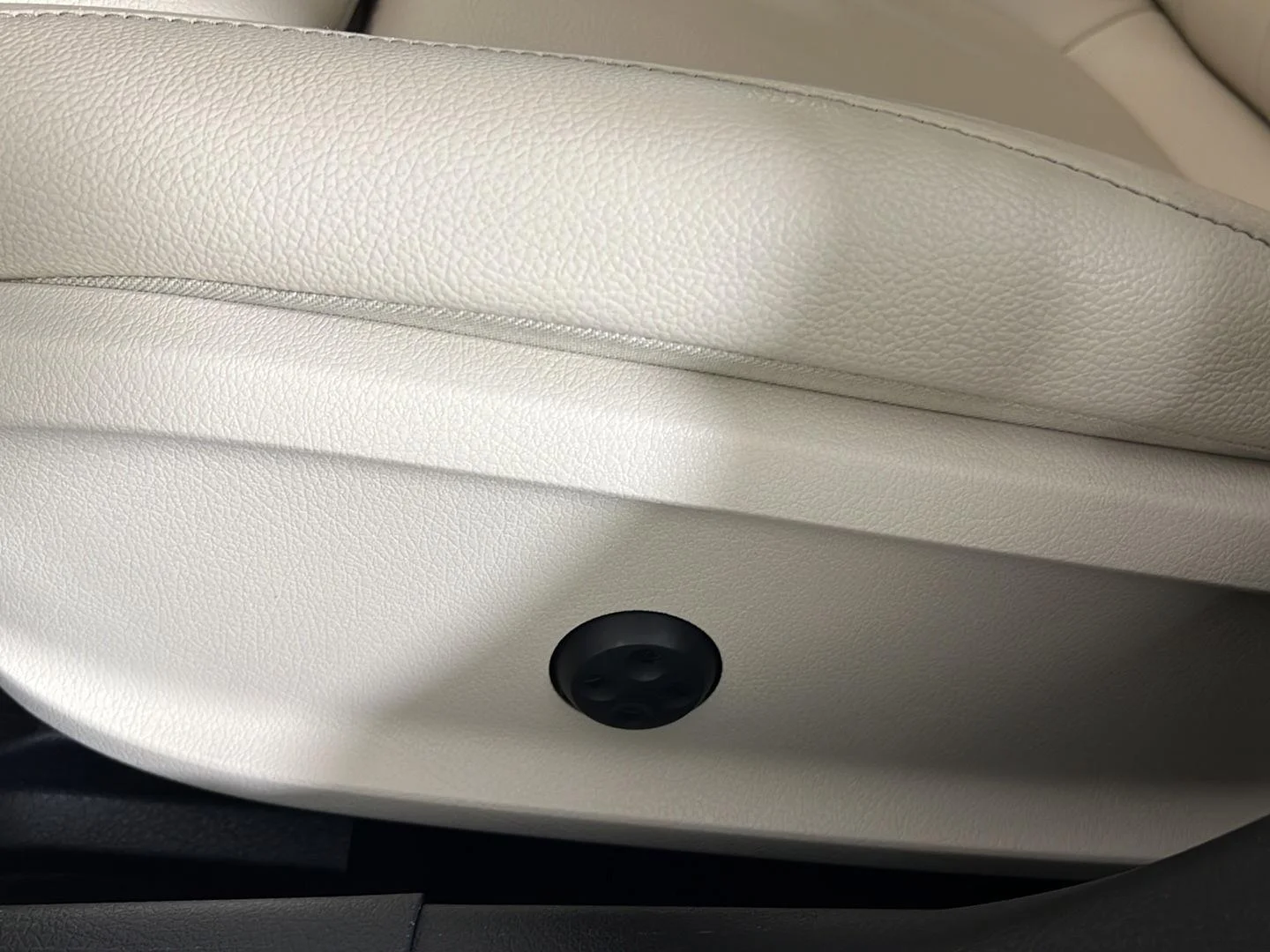 Used 2020 Digital White Pearl Metallic Mercedes-Benz A 220 image 3