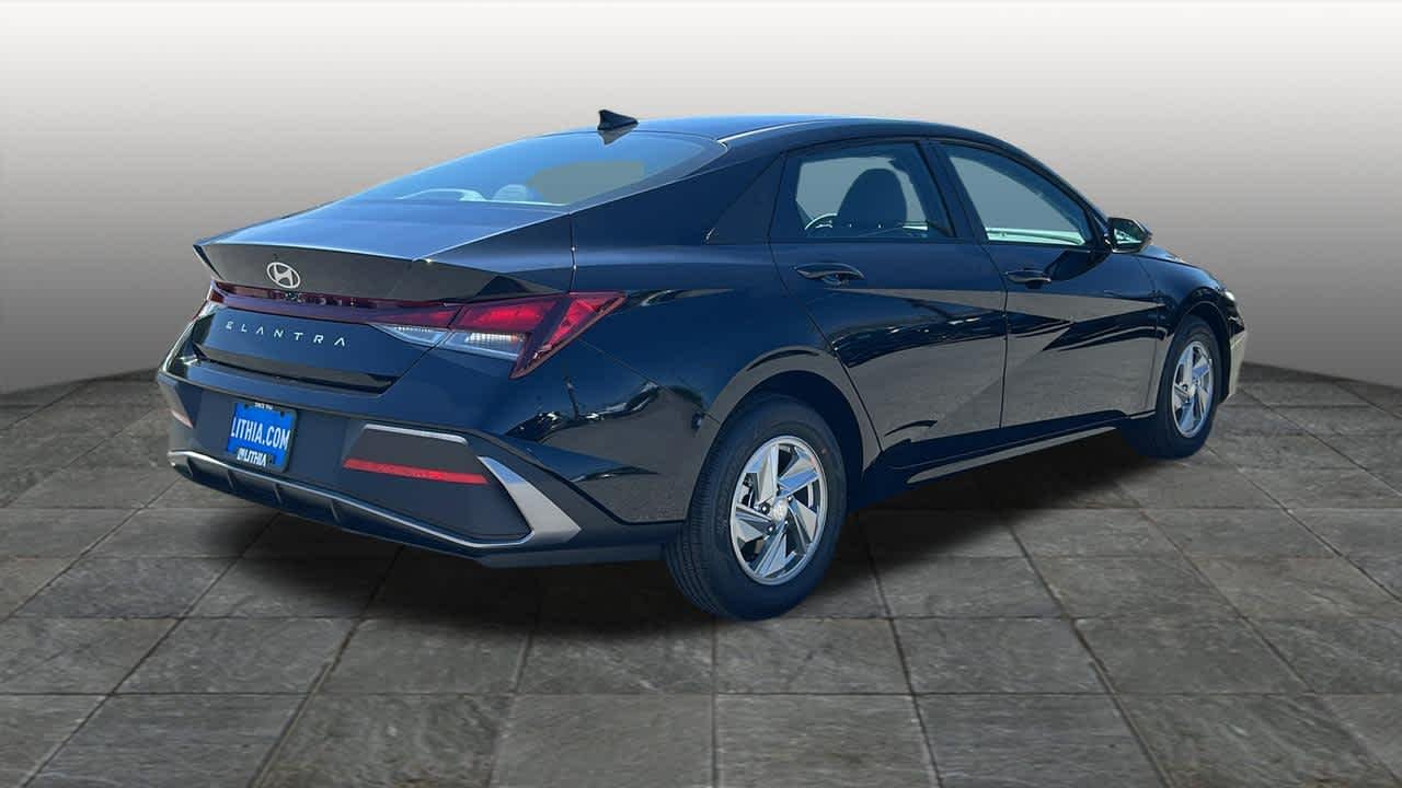 New 2026 Abyss Black Hyundai SE image 5