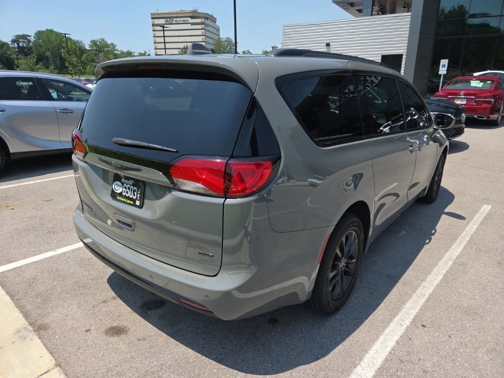 Used 2020 Ceramic Gray Clearcoat Chrysler Launch Edition image 5