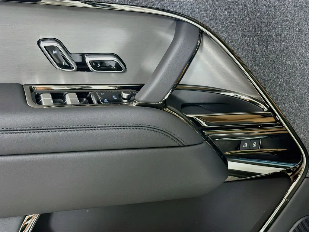 New 2026 Fuji White Land Rover Dynamic SE image 18