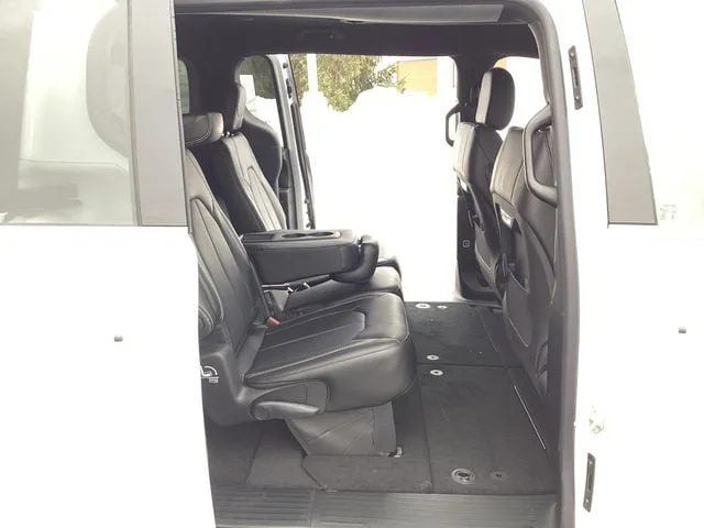 New 2026 Bright White Clearcoat Chrysler SELECT image 17