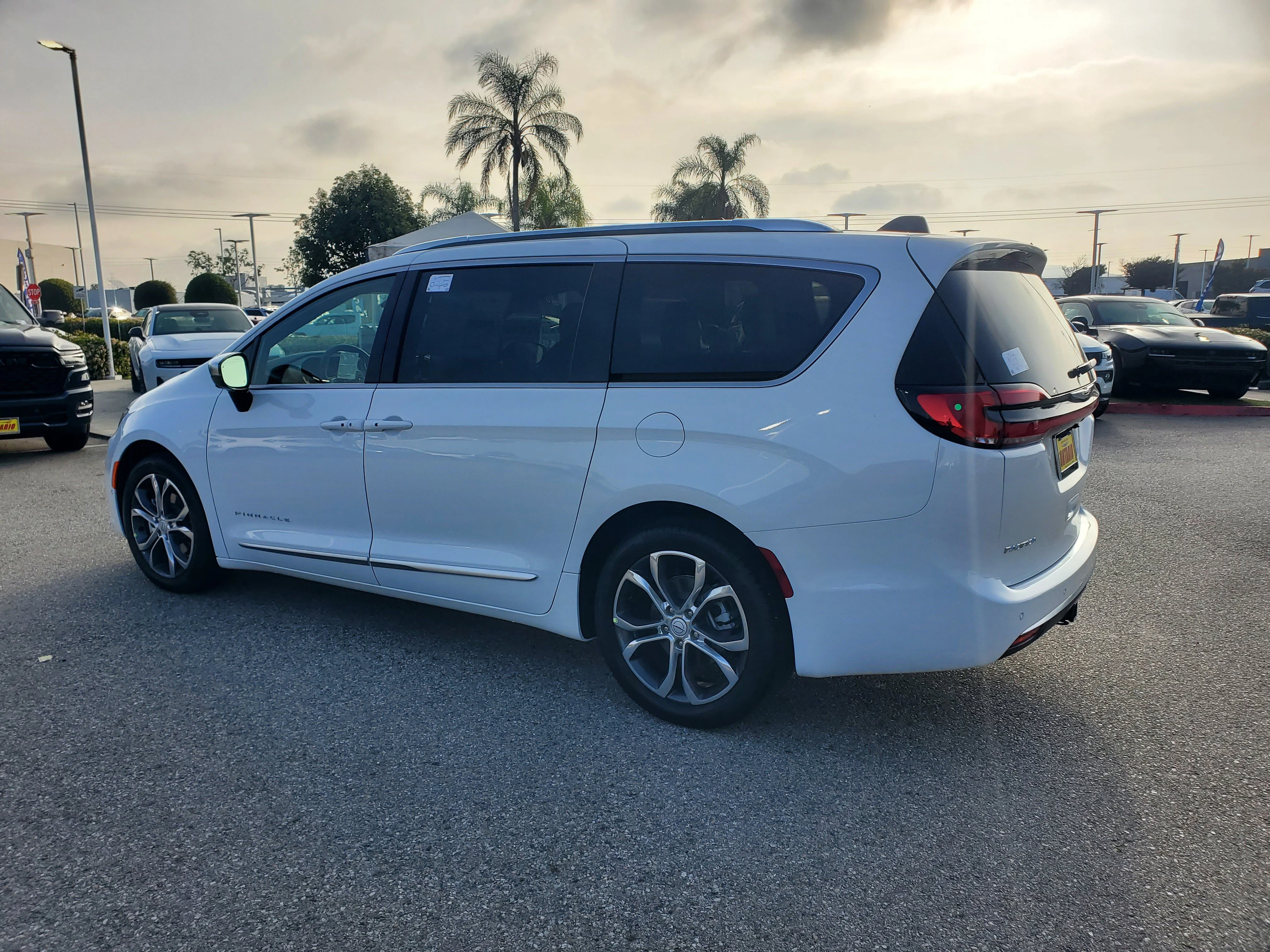 New 2026 Bright White Clear-Coat Exterior Paint Chrysler Pinnacle image 6