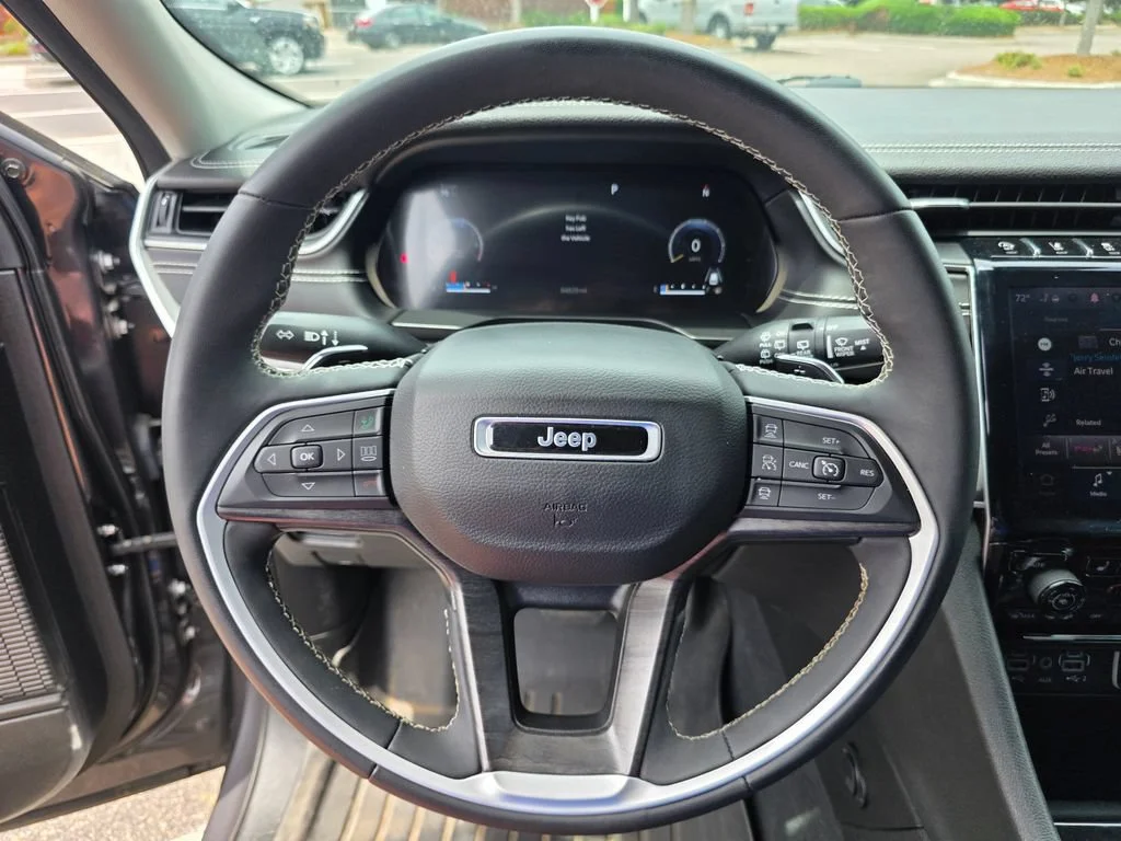 Used 2023  Jeep Limited image 22