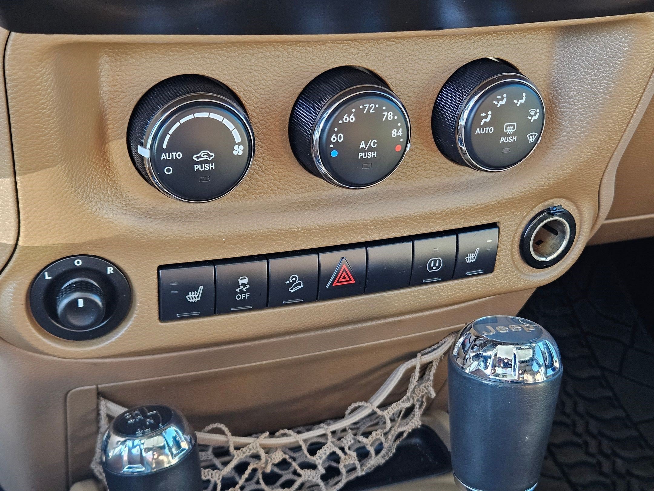 Used 2013 Bright White Clearcoat Jeep Sahara image 24