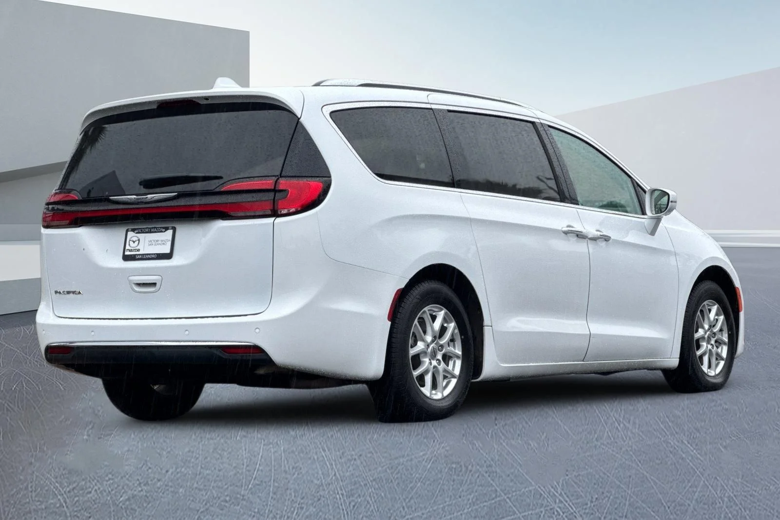 Used 2021 White Chrysler Touring L image 4