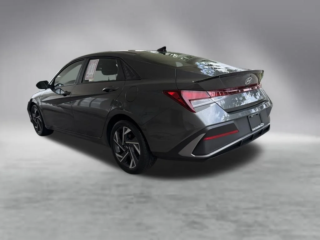 Used 2025 Gray Hyundai SEL Sport image 5