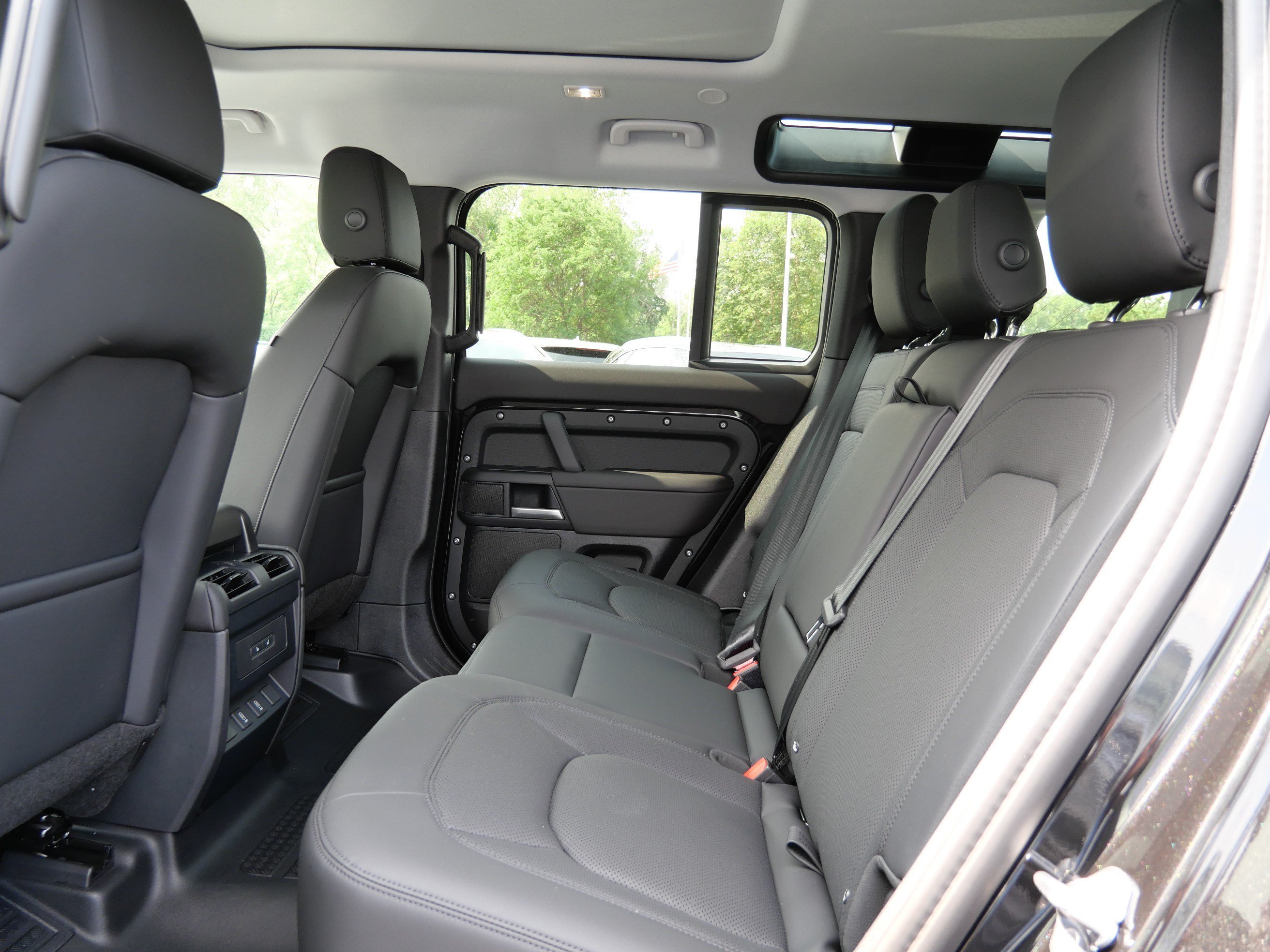 New 2026 Santorini Black Land Rover S image 6