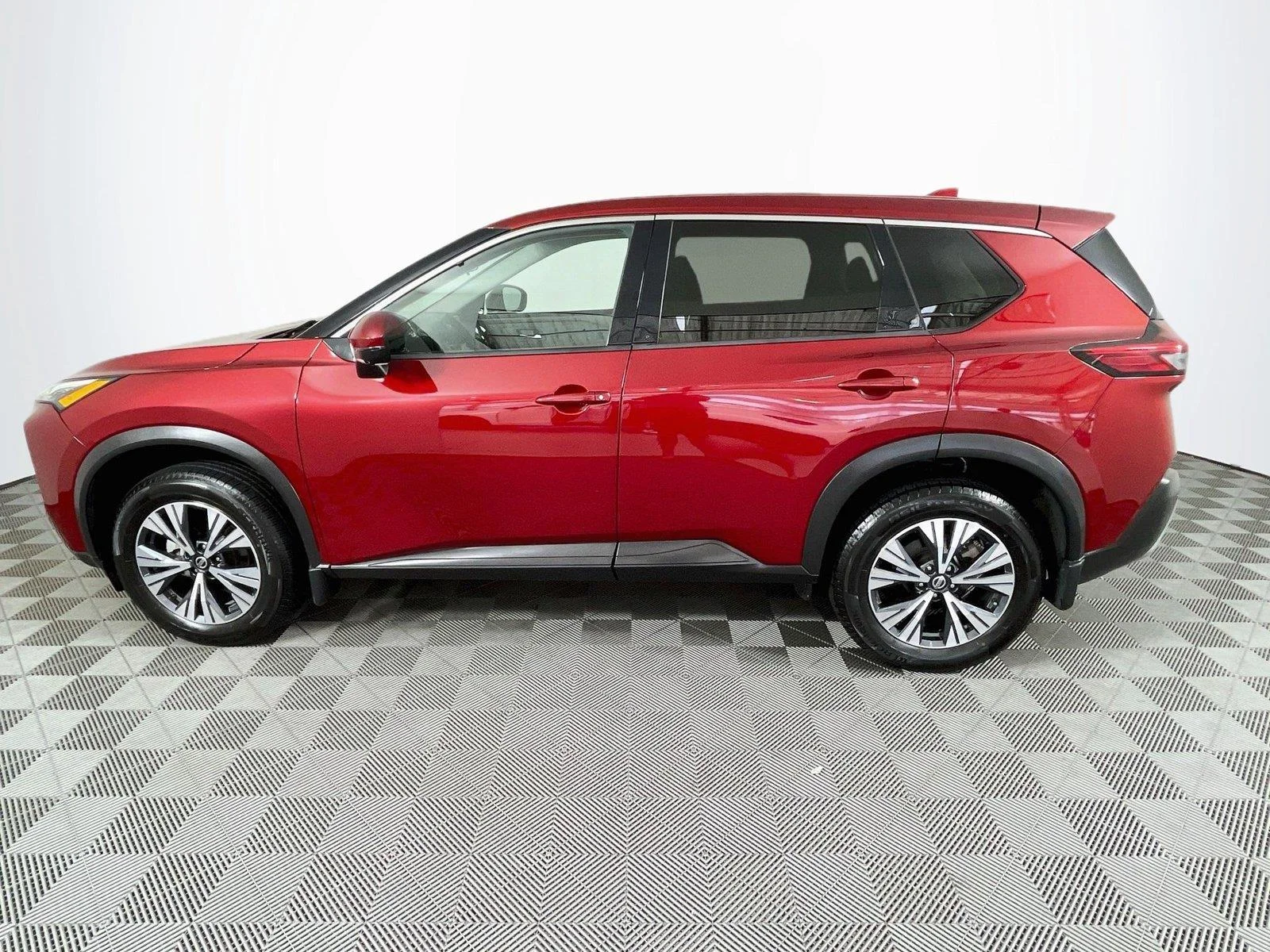 Used 2021 Scarlet Ember Tintcoat Nissan SV image 4