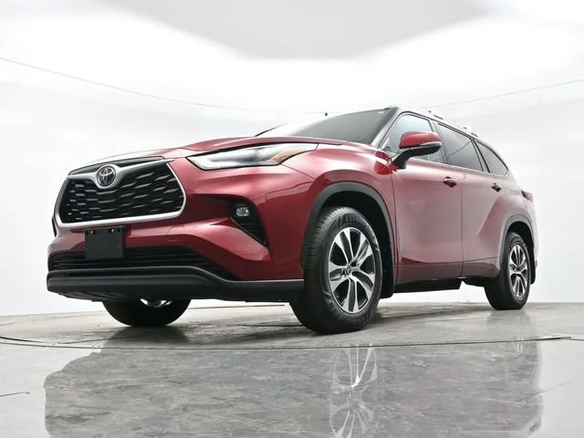 Used 2022 Ruby Flare Pearl Toyota XLE image 28