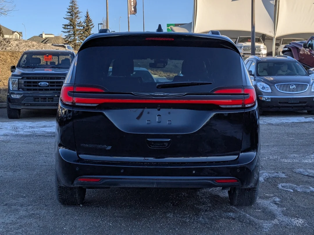 New 2026 Black Chrysler Select - - FWD - Panoramic Sunroof - Power Sliding Doors - S App Pkge & More! image 7