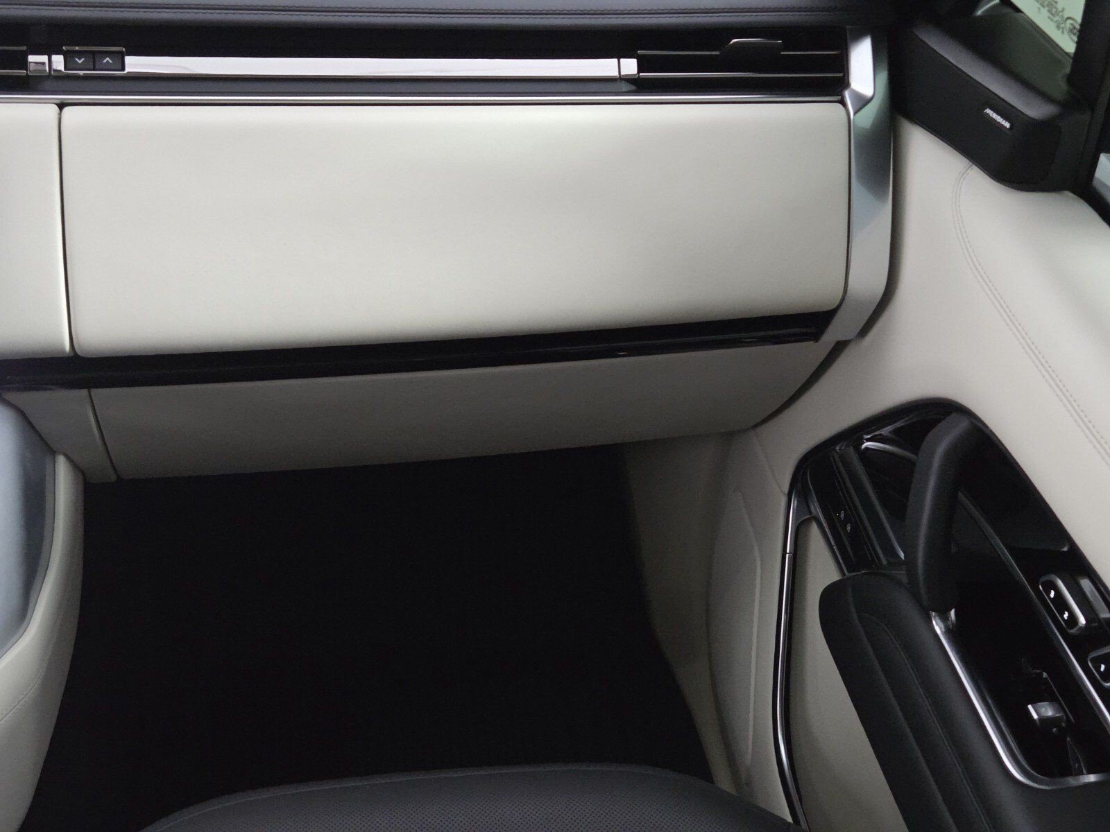 Used 2023 White Land Rover SE image 16